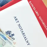 Kto wybiera notariusza przy zakupie nieruchomości? Koszty i bezpieczeństwo.